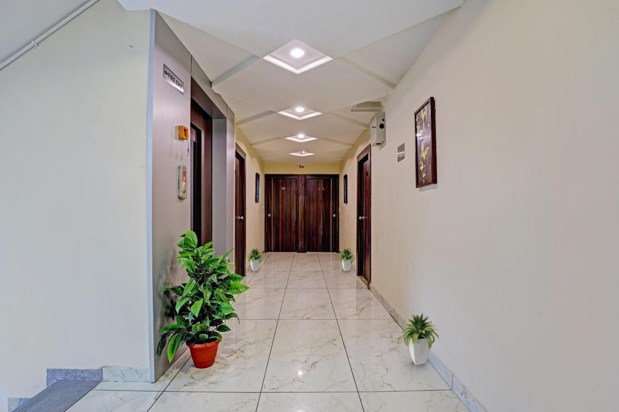 Collection O Hotel Raj Palace Vadodara Exterior foto