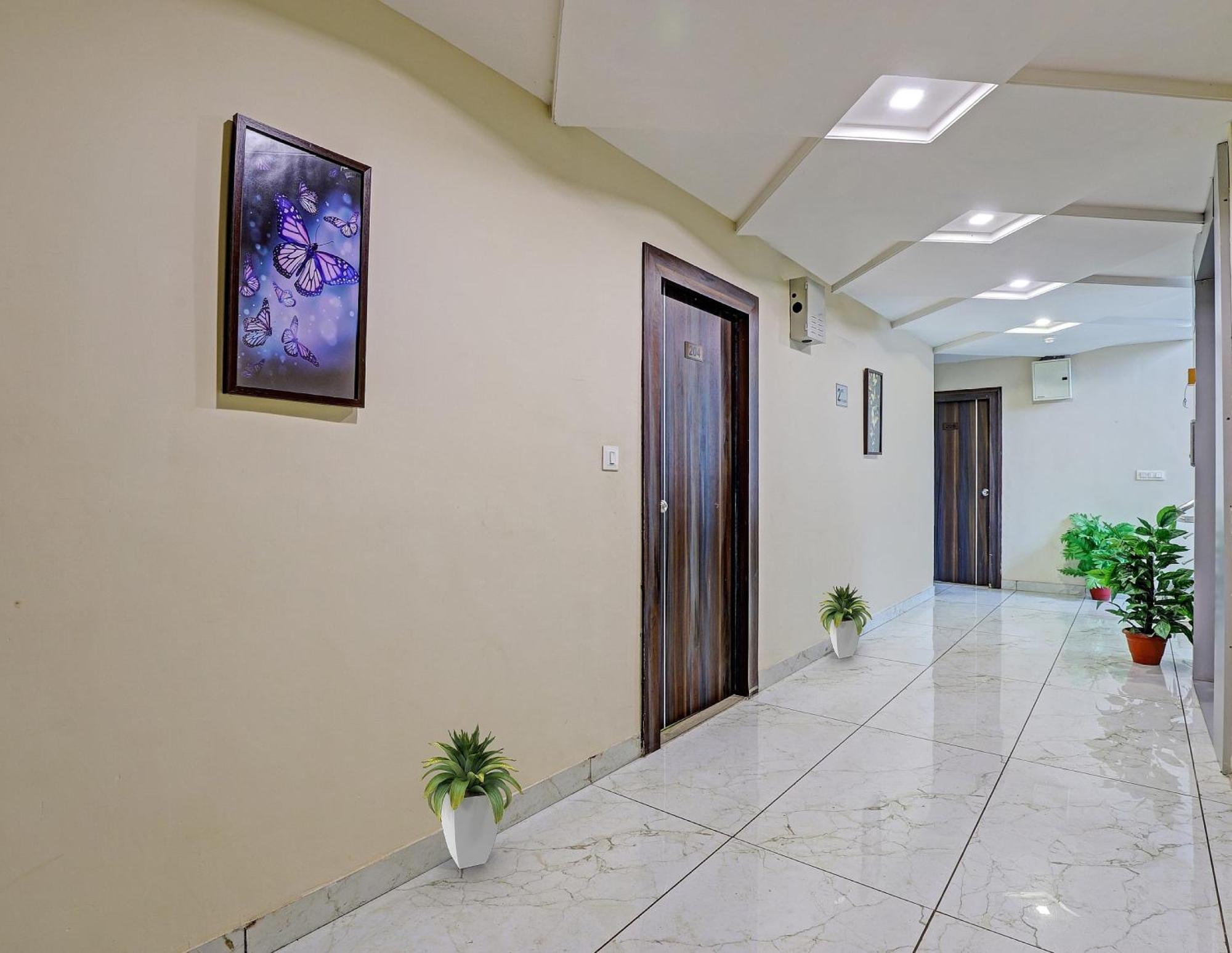 Collection O Hotel Raj Palace Vadodara Exterior foto